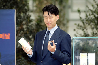 손흥민 '메달 한번 볼까' [EM포토]