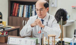 대머리 훌렁 드러낸 이서진만 겸연쩍게 됐다(내과 박과장)