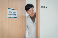 대머리 훌렁 드러낸 이서진만 겸연쩍게 됐다(내과 박과장)