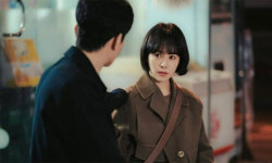 힙한 곳만 찾는 번지르르한 세상, 한지민의 절망에 담긴 날선 풍자(힙하게)