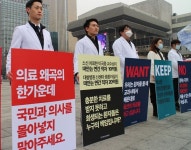 의료체계 문제점 알리려 광화문 광장서 피켓시위 하는 젊은 의사들