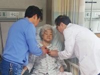 강동성심병원, 어버이날 카네이션 달아드리기 행사 열어