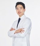 교정과 미백으로도 아쉬움 남는 치아, 라미네이트로 개선 가능