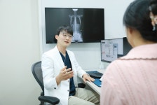지속되는 허리통증, 정형외과 비수술 치료로 개선 가능