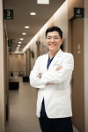 어깨통증 심한 오십견, 비수술적 치료로 증상 개선 가능해