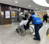 근로복지공단 안산병원의 첫인상 바꾼 파란조끼들의 천사들
