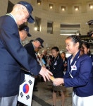 6ㆍ25참전용사에게 호국영웅기장 수여