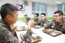 신축 통합 병영식당에서 요리조리 맛 뽐내는 軍