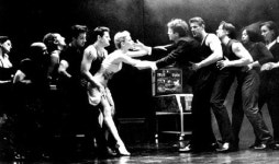 노래 부르지 않는 배우들, 토니상 휩쓸다