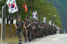 [국방포토]  태극기 거리를 행군하는 3군단 장병들