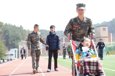 목욕·이발 돕고… 마음도 보듬었다