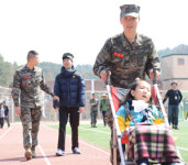목욕·이발 돕고… 마음도 보듬었다