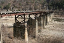 언제쯤이면이 다리 다시 건널 수 있으랴