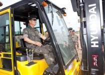 강한 부대 만드는 건… 입으로 하는 지시보다 몸으로 뛰는 리더십