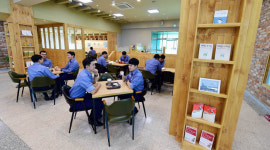 명산통닭 자판기 | 그윽한 커피향기 속 독서 즐거움 가득한 이곳은… 해군 최초·최고 힐링 카페