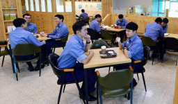 그윽한 커피향기 속 독서 즐거움 가득한 이곳은… 해군 최초·최고 힐링 카페