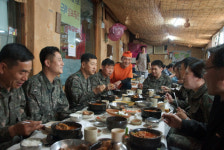 [육군종합보급창] ‘부강사랑의 날’ 맞아 민간식당 이용 주민과 소통