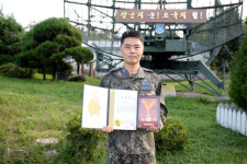 공군방공관제사 1중앙방공통제소 김정필 원사 낮 밤 뒤바뀌는 근무 환경 속에서도 50회 헌혈