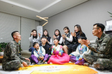 [육군11사단] 피보다 진한 전우애로… 25년간 한 부대서 나라 지킨 형제