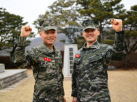 저수지 얼음에 빠져 생사 기로에 선 노인, 바로 번개같이 생명의 줄 이은 무적해병