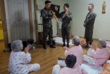 육군3사관학교 나창근·소명섭 소령, 오진우 소령(진) 봉사로… 헌혈로…  남몰래 실천한 이웃사랑