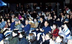 친구집 벚꽃 마당으로 떠난 봄밤의 ‘음악 소풍’