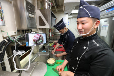 “저의 요리 선생님은 이 휴대폰입니다” 