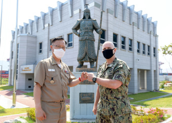 한미 해군 주임원사, 프로야구 경기 시구·시타