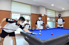 비록 지금은 멀리 있어도… 둥근 달 아래, 마음은 함께