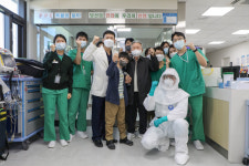 고령의 코로나 완치자, 국군수도병원 방문…손자 감사 편지에 의료진도 화답