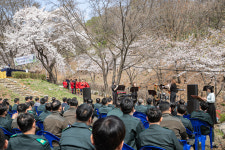 봄바람 타고 울려 퍼지는 축하의 하모니