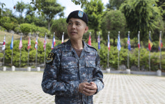 국화 한 송이 건넨 손,  74년 품은 인연의 손