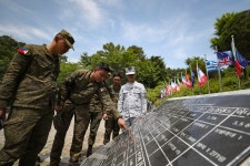 국화 한 송이 건넨 손,  74년 품은 인연의 손