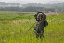 [2024 하계군사훈련 현장을 가다] 두려움 지우고 창공으로… 자신감 채우고 지상으로…