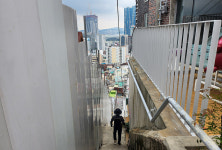 파 다듬던 할매 물 짐 진 할배 마주앉아 도란도란 이바구 꽃피우다