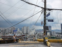 파 다듬던 할매 물 짐 진 할배 마주앉아 도란도란 이바구 꽃피우다