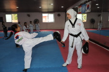 전쟁 폐허에 평화의 씨앗 뿌려 땀방울로 키운다