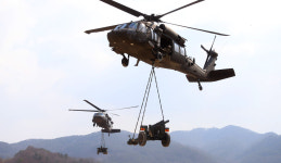 블랙호크 날개 단 105㎜ 견인포…승리도 함께 견인