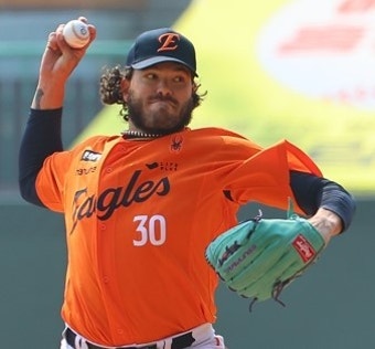 한화 폰세 KBO 첫 등판서 호투