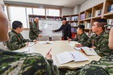 뜨거운 전우애로…해병 학생들 검정고시 ‘전원 합격’ 꿈 이룬다