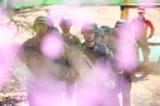 벚꽃보다  유격 봄볕 이긴 단결