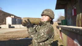 포탄 같은 카리스마…눈빛으로 일발필중