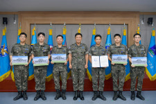 ‘한 총, 한 책’ 했더니…“포상 휴가 받았어요”