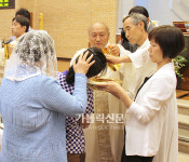 서울 반포4동본당, 새터민 60명 세례식 거행