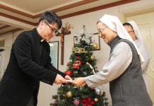 가톨릭신문사, 경기 용인 ‘생명의 집’·파주 ‘성 보나’에 성금 전달