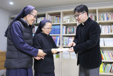 가톨릭신문사, 경기 용인 ‘생명의 집’·파주 ‘성 보나’에 성금 전달