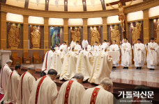 [화보] 수원교구 13명 새 사제 탄생하던 날 / 첫 미사