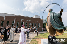 ‘김수환 추기경 사랑과 나눔공원’, 성모상·천사상 등 새 성물로 단장