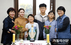 마산교구 함안 칠원본당 소년 쁘레시디움 단원 4남매와 할머니·어머니