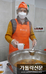 무료급식소 닫고 배달로 식사 전달… ‘안나의 집’ 도시락 제작 현장을 가다